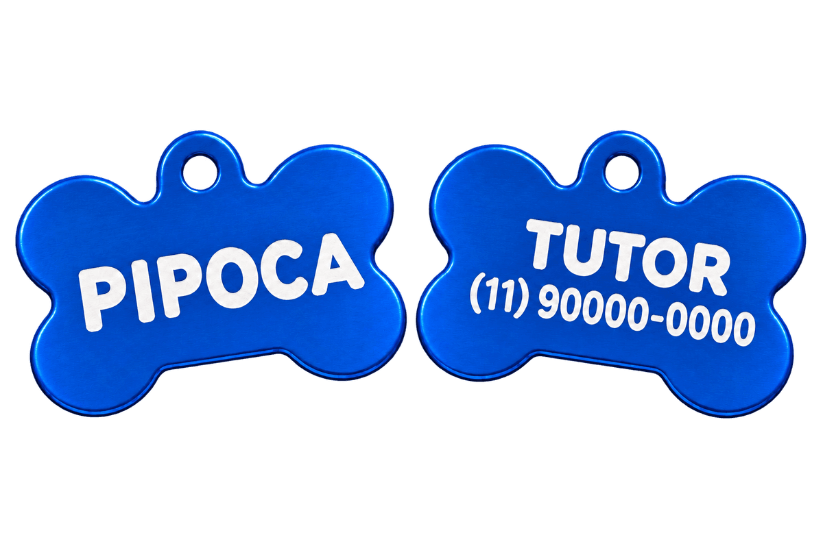 Exemplo de plaquinha azul de ossinho: nome Pipoca na frente, Tutor e telefone ilustrativo no verso